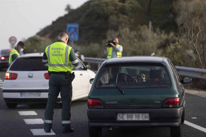 Control de movilidad de la Guardia Civil en la Autovía de la A-66 dirección Sevilla en las inmediaciones del El Ronquillo, Sevilla (Andalucía, España), a 26 de marzo de 2021.