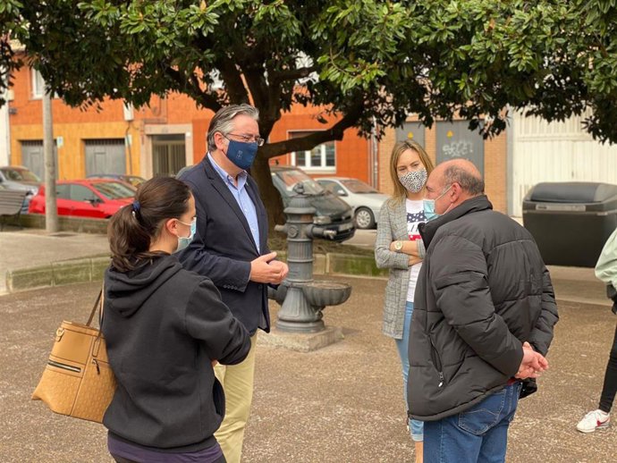 Visita del portavoz adjunto del Grupo Parlamentario Popular en Asturias, Pablo González, al barrio de La Calzada (Gijón)