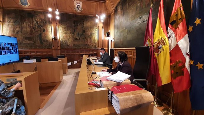 El presidente de la Diputación de León, Eduardo Morán, durante el pleno del mes de marzo junto a la secretaria general de la institución provincial.