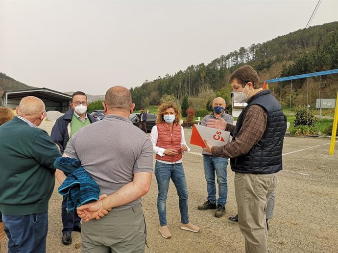 La portavoz de Cs en la JGPA, Susana Fernández, se reúne con vecinos de Naraval (Tineo).