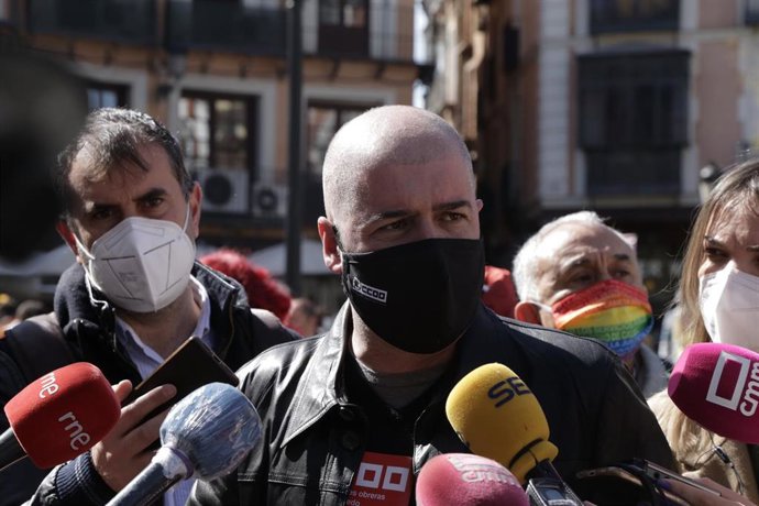 El secretario general de CCOO, Unai Sordo ofrece declaraciones a los medios de comunicación durante una concentración conjunta dentro de la campaña Ahora Sí Toca, en la Plaza de Zocodover, en Toledo, Castilla-La Mancha, España, a 11 de marzo de 2021. 