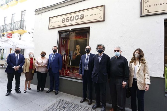 Asuca, primer premio del concurso de escaparates de Semana Santa del Casco Antiguo