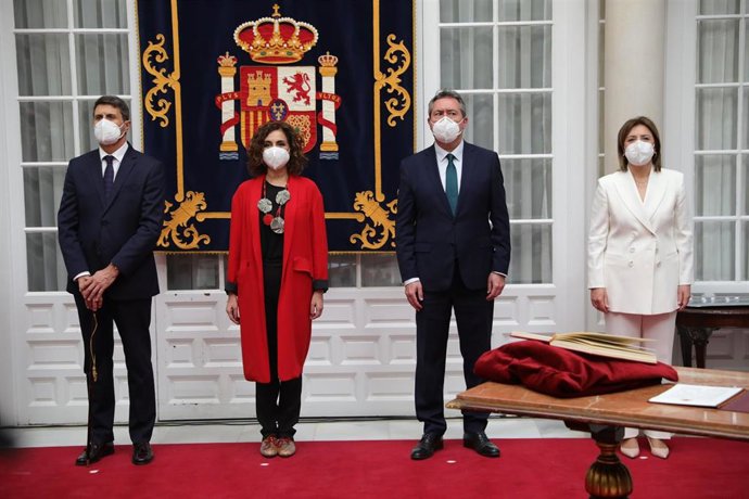 Posado de el nuevo delegado del gobierno en andalucía, Pedro Fernández (1i),  la ministra de Hacienda y portavoz del Gobierno, María Jesús Montero (2i), el alcalde de Sevilla, Juan Espada (2d) y la ex-delegada,  Sandra García (1d),  en la toma de posesi