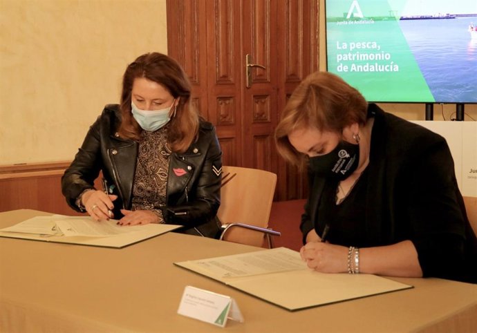 Crespo firma con la asociación andaluzas de mujeres en el sector pesquero