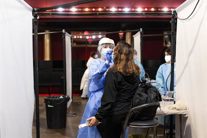 Una sanitaria realiza un test de antígenos 