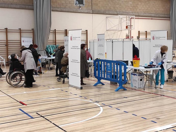 Imagen de archivo de mayores que acuden a vacunarse al polideportivo de Azpilagaña, en Pamplona.