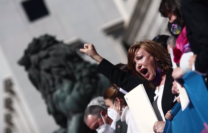 La presidenta de la Federación Plataforma Trans, Mar Cambrollé, tras registrar la ley en el Congreso de los Diputados.