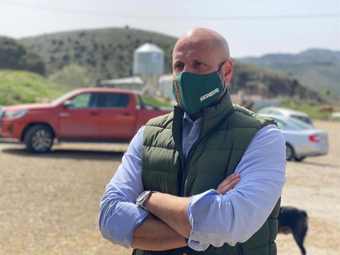 El portavoz de Vox, Rodrigo Alonso, en su visita a una explotación caprina