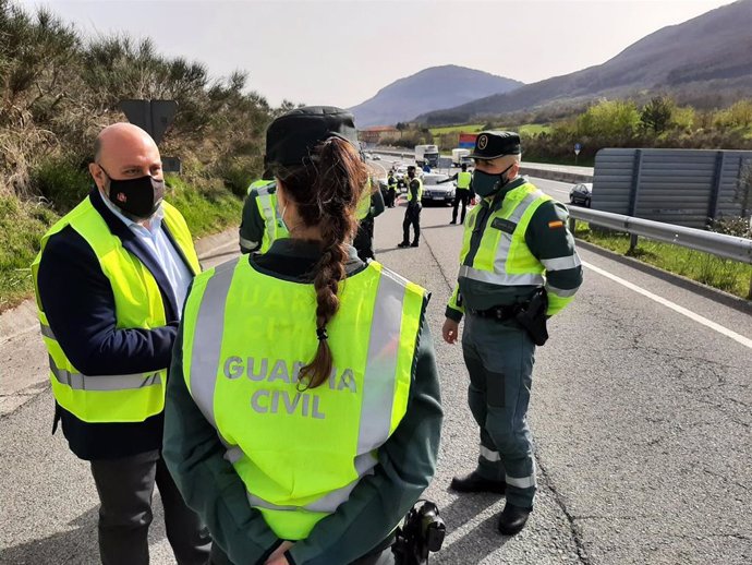 El delegado del Gobierno en Navarra, José Luis Arasti, en un control de la Guardia Civil en la A-1 para velar por el cierre perimetral de la Comunidad foral.