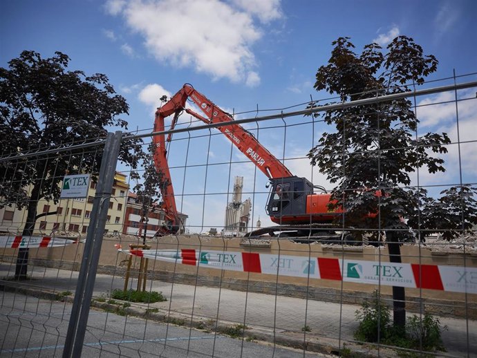 Archivo - Recursos de las obras de derribo del antiguo Colegio de los Salesianos durante el primer fin de semana de fase 2 en la desescalada de la pandemia por coronavirus COVID19. En Pamplona, Navarra, España, a 31 de mayo de 2020.
