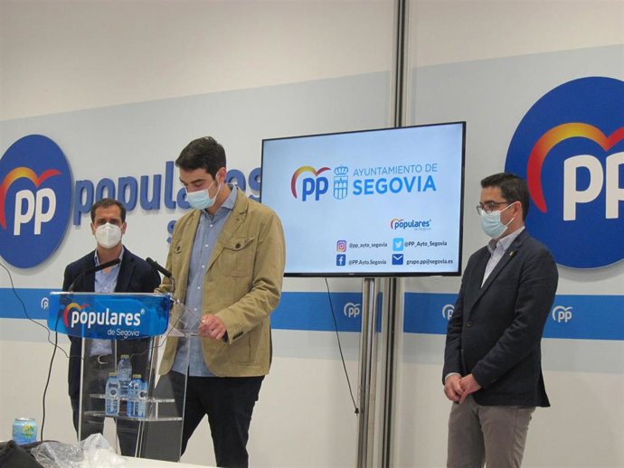 Pablo Pérez (izquierda), el empresario Gabriel Cobos y el concejal José Luis Horcajo