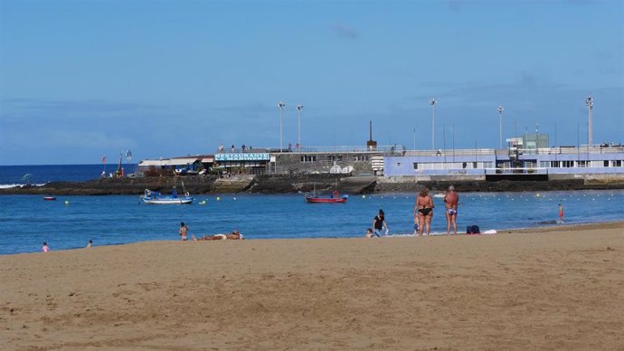 Archivo - Playa de Las Canteras, en Las Palmas de Gran Canaria