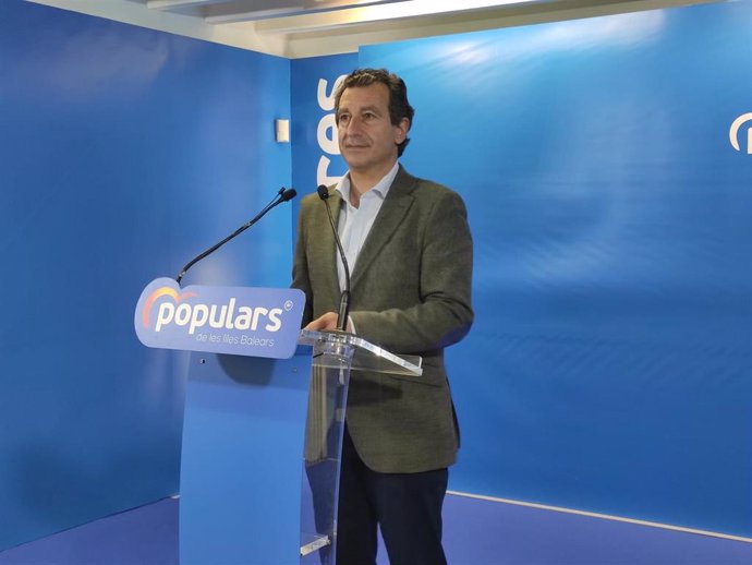 El presidente del PP balear, Biel Company, en una rueda de prensa en la sede de la formación.