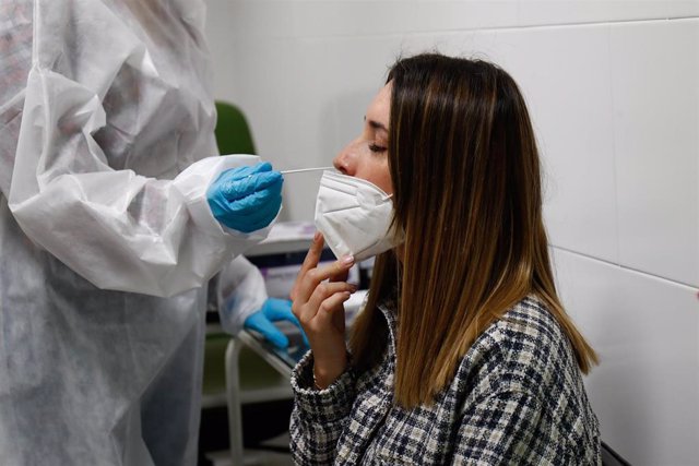 Una mujer se somete a un test de antígenos 