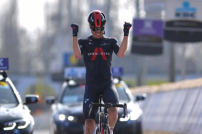 El ciclista neerlandés Dylan van Baarle (INEOS Grenadiers) se impone en la prueba A Través de Flandes 2021, disputada entre Roeselare y Waregem sobre 184,1 kilómetros