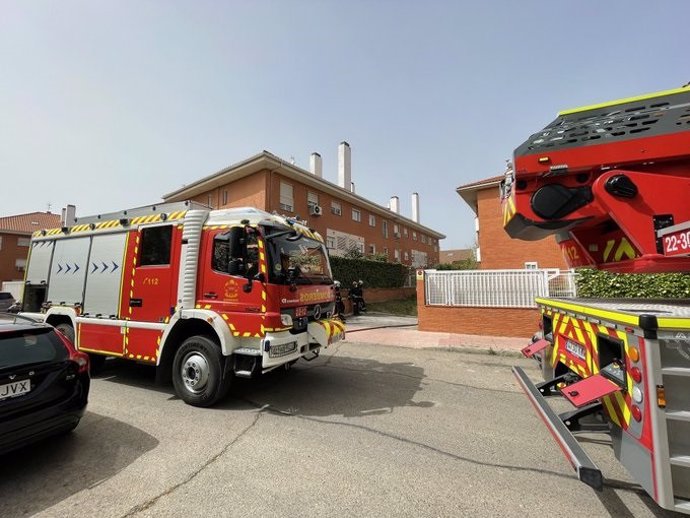 Desalojado sin heridos varias viviendas de Alcalá por el aparatoso incendio de tres coches en un garaje