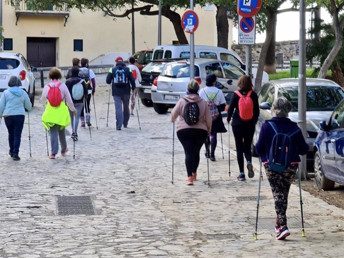 Archivo - Personas practicando nordic walking en Palma.