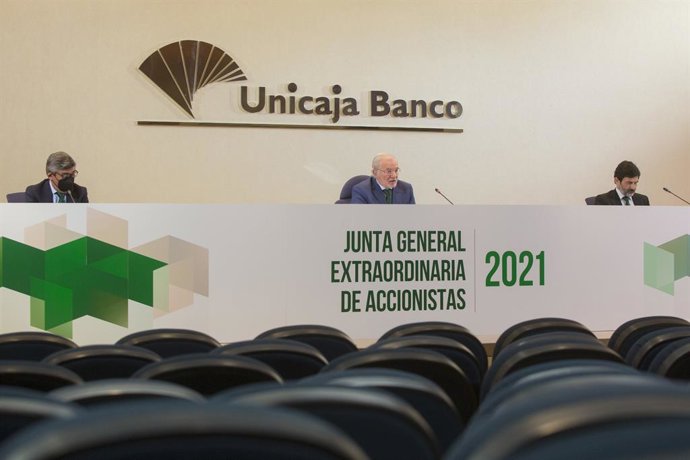 Junta extraordinaria de accionistas de Unicaja Banco, en Málaga el 31 de marzo de 2021. De izq a dcha: Ángel Rodríguez de Gracia, consejero delegado; Manuel Azuaga, presidente, Vicente Orti, vicesecretario no consejero y director.