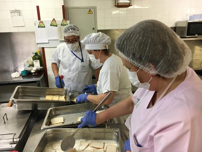 Cocineras del Hospital Valle de los Pedroches preparan el menú especial de Semana Santa.