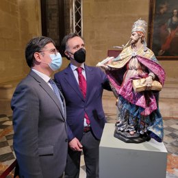 Álvaro Pimentel, en la muestra de arte sacro que alberga el Ayuntamiento