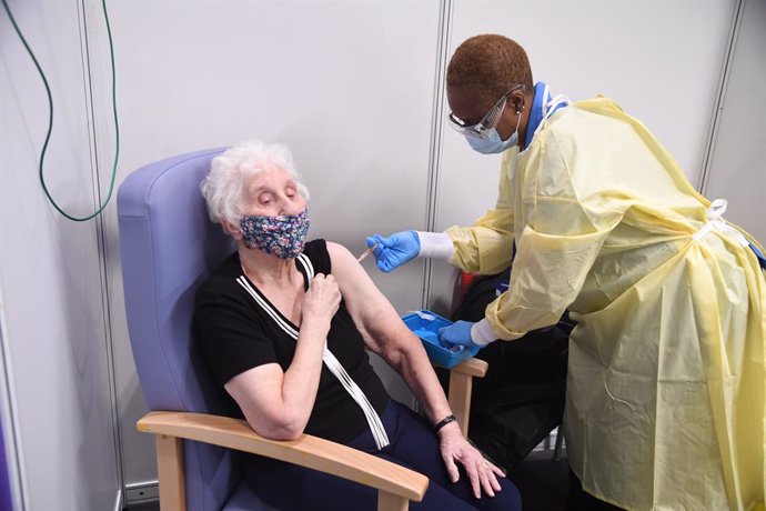 Archivo - HANDOUT - 11 January 2021, England, London: Colleen York receives her dose of the Covid-19 vaccine at the vaccination centre of the NHS Nightingale facility in the Excel Centre. Photo: Jeremy Selwyn/Evening Standard via PA Wire/dpa - ATTENTION