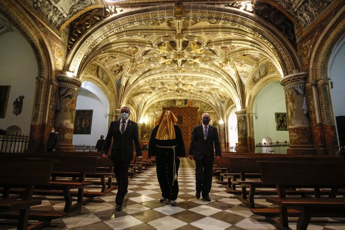 Un preso, vestido de cortejo,  es liberado por la Hermandad de La Soledad de San Jerónimo y Descendimiento de Jesús como viene siendo tradición cada Semana Santa. Granada a 30 de marzo 2021