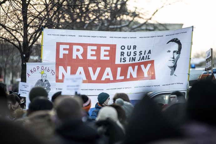 Archivo - 31 January 2021, Berlin: Demonstrators hold a banner reads "Free Navalny" during a demonstration against the detention of Russian opposition leader Alexei Navalny.  Navalny was immediately detained upon his arrival in Moscow earlier this month