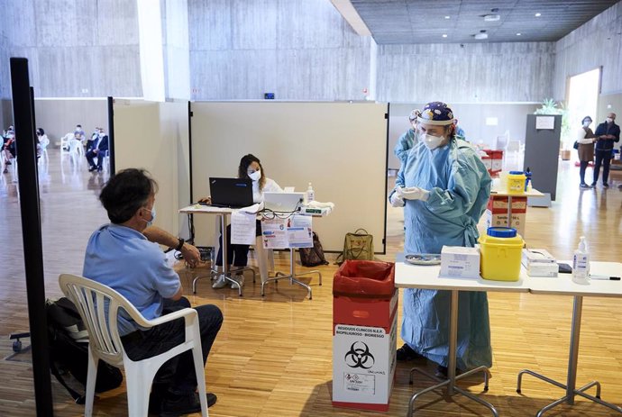 Un hombre se dispone a recibir la vacuna de AstraZeneca, en un dispositivo de vacunación masiva frente al Covid-19, en el Palacio de Exposiciones y Congresos de Santander, en Cantabria (España), a 31 de marzo de 2021.