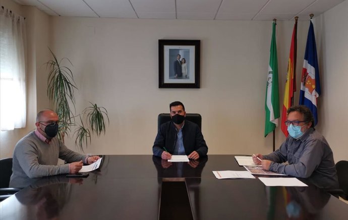 Firma de la adjudicación de la construcción de la pista de pádel.