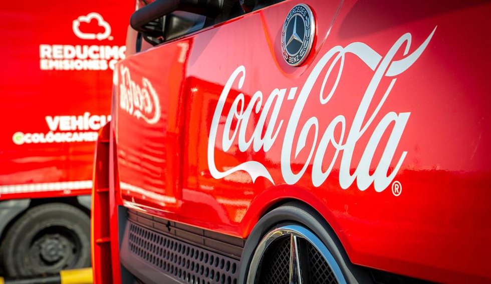 Archivo - Camión de Coca-Cola