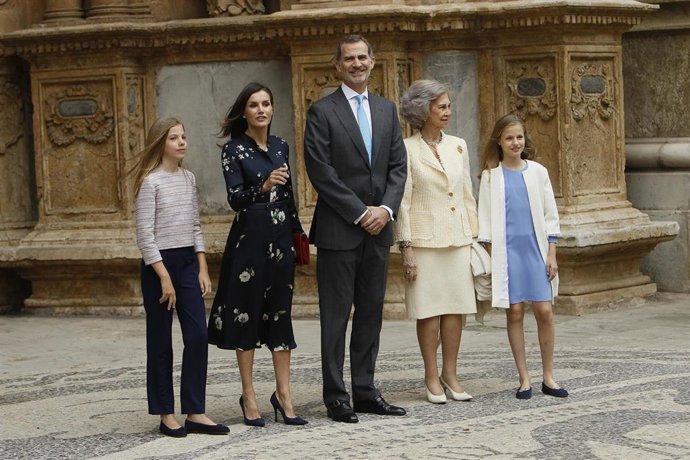 Archivo - La princesa de Asturias, Leonor, la reina consorte de España, Letizia Ortiz, rey de España, Felipe VI, Doña Sofía, y la infanta de España, Sofía, en la misa de Pascua celebrada en la Catedral de Palma de Mallorca hace dos años.