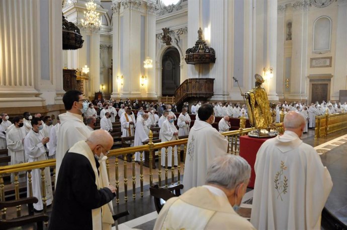 Alrededor de 200 sacerdotes participan en la primera misa crismal del Arzobispo de Zaragoza.