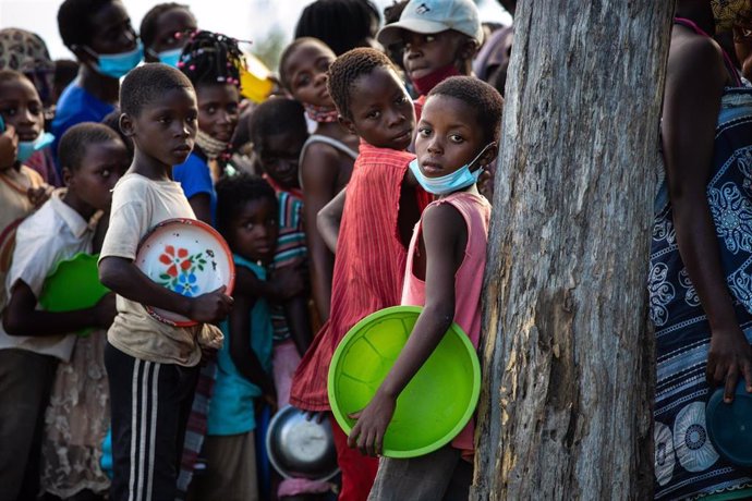 Archivo - Niños esperan a recibir comida tras el paso del ciclón Eloise por el centro de Mozambique.