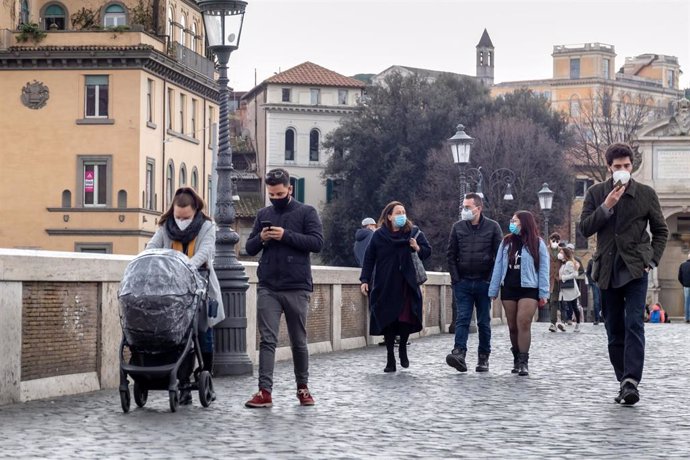 Un grupo de personas camina por una de las calles de Roma.