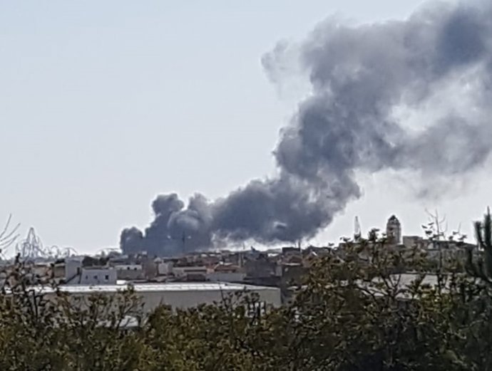 Incendio en la empresa Elix Polímeros en La Canonja (Tarragona).