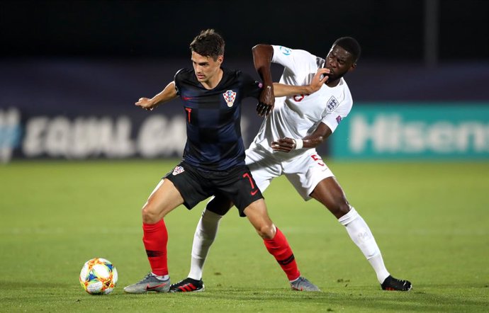 Archivo - 24 June 2019, Italy, Serravalle Scrivia: Croatia's Josip Brekalo (L) and England's Fikayo Tomori battle for the ball during the UEFA Under-21 EURO Group C soccer match between Croatia and England at San Marino Stadium. Photo: Nick Potts/PA Wir