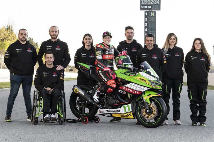 Ana Carrasco presenta su Ninja 400 en Montmeló
