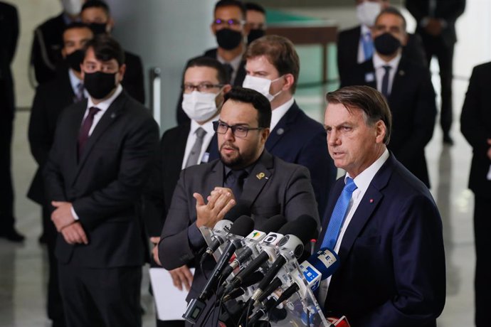HANDOUT - 31 March 2021, Brazil, Brasilia: Brazilian president Jair Bolsonaro (R) speaks during a press conference at the Planalto Palace. Photo: Isac Nobrega/Palacio Planalto/dpa - ATTENTION: editorial use only and only if the credit mentioned above is
