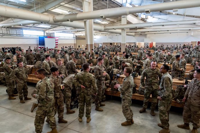 Archivo - 05 January 2020, US, Pope Army Airfield: US Army paratroopers from the 1st Brigade Combat Team, 82nd Airborne Division, prepare to be deployed in the Middle East in response to increased threat levels against US personnel and facilities in the