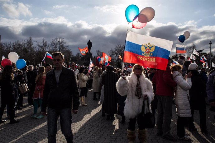 Archivo - Gente celebrando la anexión de Crimea a Rusia en 2015