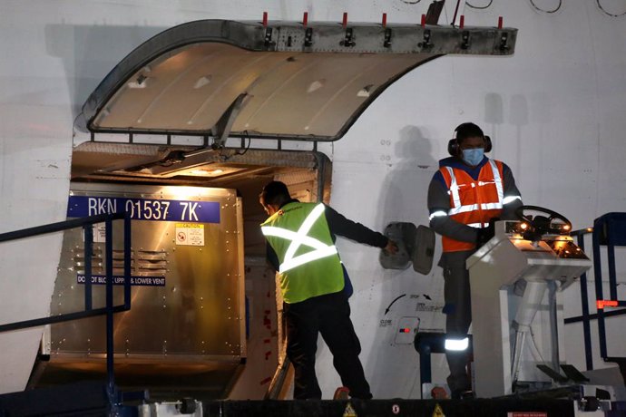 HANDOUT - 28 March 2021, Mexico, Mexico City: Workers unload the first shipment of a loan of 2.7 million doses of AstraZeneca's COVID-19 vaccine from the United States, at Mexico City International Airport. Photo: -/Presidencia Mexico/dpa - ATTENTION: e