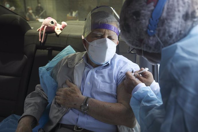 Vacunación de personas mayores en Perú