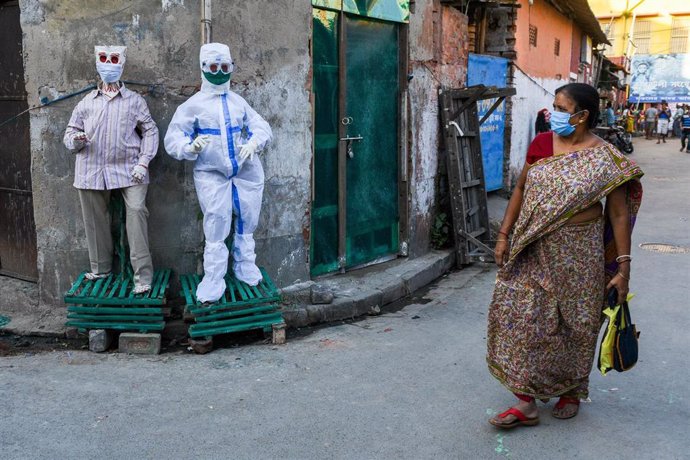 Archivo - Una mujer con mascarilla en India durante la pandemia de coronavirus