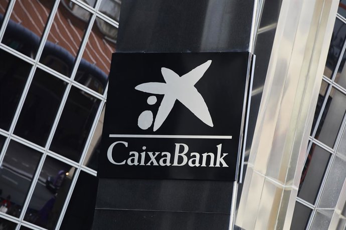 El logo de Caixabank tras la sustitución por el de Bankia en las inmediaciones de las torres Kio, en Madrid (España).