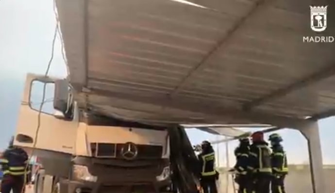 Rescatado el chófer de un camión tras empotrarse contra un aparcamiento en Madrid