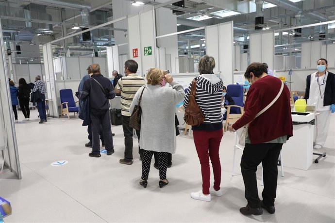 Varias personas acuden a recibir la vacuna contra el Covid-19 en el Hospital Isabel Zendal