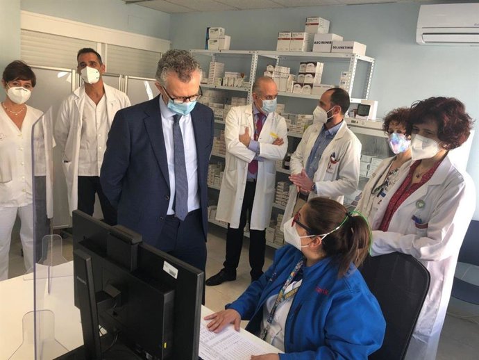 El consejero de Salud, Juan José Pedreño (c), visitó el nuevo servicio de farmacia especializada en pacientes oncológicos y oncohematológicos ubicado en el Hospital de Día de la Arrixaca