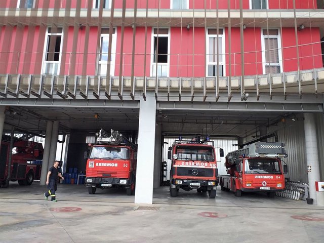 El Incendio Fue Apagado Por Los Bomberos Los Bomberos sofocan un incendio de madrugada en un contenedor en el
