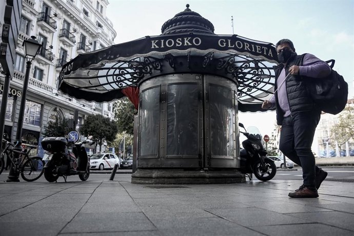 Archivo - Quiosco cerrado en la glorieta de Bilbao en Madrid, a 24 de octubre de 2020. Solo en Madrid capital hay 350 quioscos y locales de prensa, después de que hayan tenido que cerrar otros 32 por los efectos del coronavirus, mientras que el descenso
