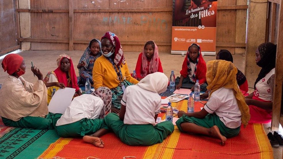 Se presenta el cuento infantil Afaf y el Huevo Dorado, escrito e ilustrado por la artista multidisciplinar chadiana Salma Khalil gracias a Entreculturas, junto al Servicio Jesuita a Refugiados y en el marco de la Campaña La Luz de las Niñas